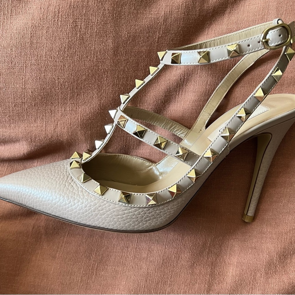 Valentino Garavani Rockstud Pebbled Poudre Caged Heels - Picture 4 of 13